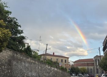 Τα Τρίκαλα ντύθηκαν στα χρώματα του ουράνιου τόξου – Μαγευτικές εικόνες από το απογευματινό σκηνικό