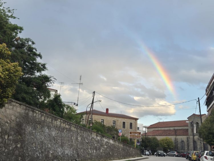 Τα Τρίκαλα ντύθηκαν στα χρώματα του ουράνιου τόξου – Μαγευτικές εικόνες από το απογευματινό σκηνικό