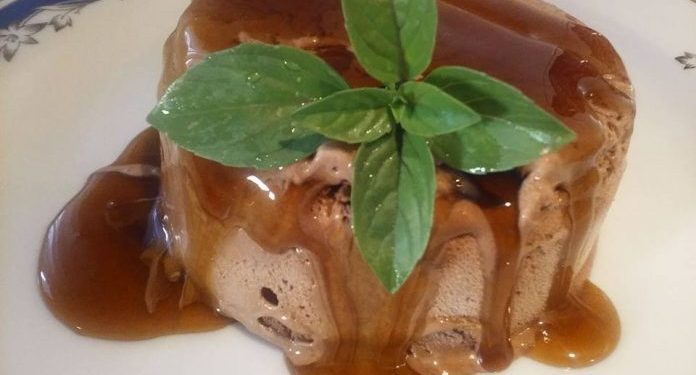 Σπιτικό παγωτό σοκολάτα καραμέλα