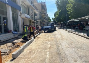 Στην οδό 28ης Οκτωβρίου συνεχίζεται η ανακατασκευή πεζοδρομίων στα Τρίκαλα – Κυκλοφοριακές αλλαγές