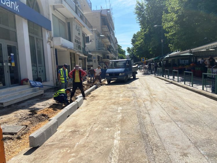 Στην οδό 28ης Οκτωβρίου συνεχίζεται η ανακατασκευή πεζοδρομίων στα Τρίκαλα – Κυκλοφοριακές αλλαγές