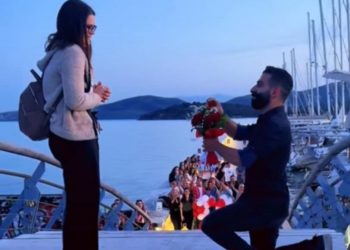 Ρομαντισμός στην παραλία του Βόλου: Απίστευτη πρόταση γάμου μπροστά σε εκατοντάδες συγκινημένους πολίτες (BINTEO)