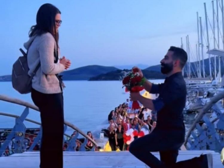 Ρομαντισμός στην παραλία του Βόλου: Απίστευτη πρόταση γάμου μπροστά σε εκατοντάδες συγκινημένους πολίτες (BINTEO)