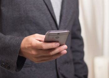 Παραπλανητικό SMS σπέρνει τον τρόμο σε γονείς: «Μπαμπά γράψε μου στο WhatsApp τώρα»