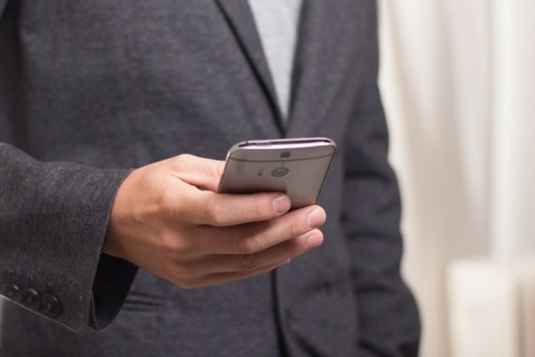 Παραπλανητικό SMS σπέρνει τον τρόμο σε γονείς: «Μπαμπά γράψε μου στο WhatsApp τώρα»