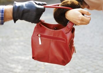 Συνελήφθη τσαντάκιας στην Λάρισα – Τραυματίσθηκε το θύμα