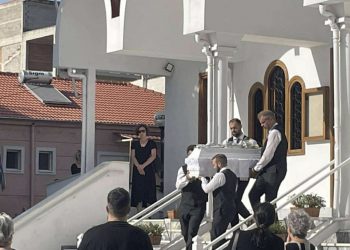 Βόλος: Οδύνη και σπαραγμός στο τελευταίο αντίο στον μικρό Βησσαρίωνα – Ράγισαν καρδιές στην κηδεία του 5χρονου (ΕΙΚΟΝΕΣ)