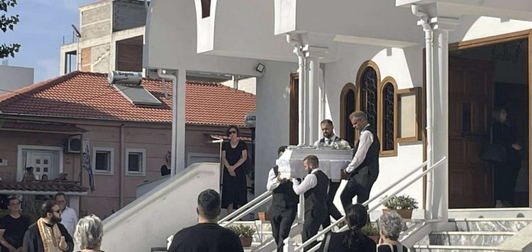 Βόλος: Οδύνη και σπαραγμός στο τελευταίο αντίο στον μικρό Βησσαρίωνα – Ράγισαν καρδιές στην κηδεία του 5χρονου (ΕΙΚΟΝΕΣ)