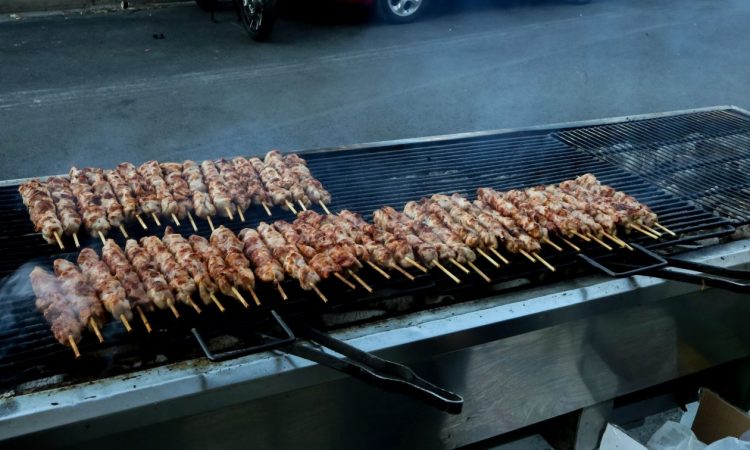 Παρέμβαση της κυβέρνησης για τις ψησταριές με τα σουβλάκια στα πανηγύρια
