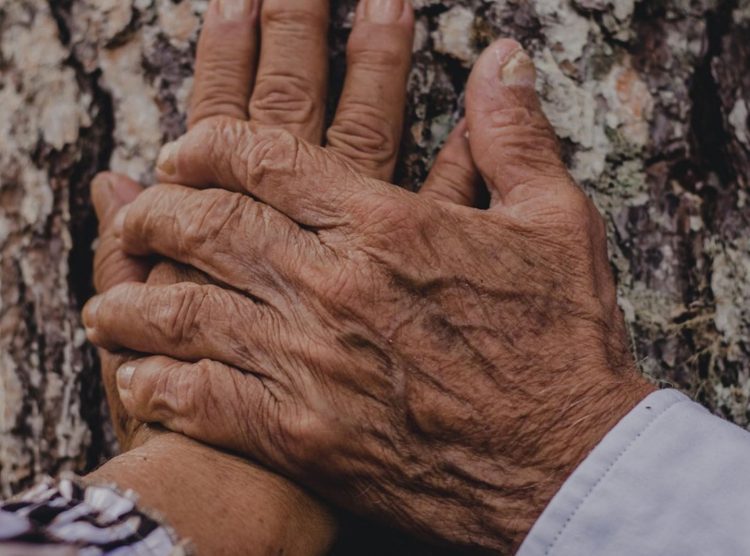 Μαζί στη ζωή, μαζί και στο τέλος: Ηλικιωμένο ζευγάρι από τον Βόλο «έφυγε» με διαφορά λίγων ωρών