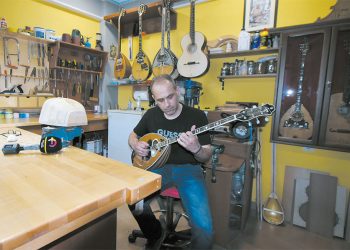 Στο εργαστήριο του μοναδικού οργανοποιού της Καρδίτσας… (ΕΙΚΟΝΕΣ – ΒΙΝΤΕΟ)