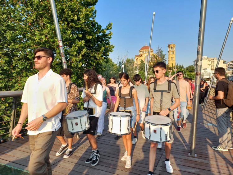 Κοσμοσυρροή στην έναρξη του φεστιβάλ Πηνειού – Το σύνθημα έδωσαν και φέτος οι τυμπανιστές (ΕΙΚΟΝΕΣ – ΒΙΝΤΕΟ)