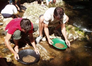 Τόνοι χρυσού εξακολουθούν να ρέουν στα νερά του ποταμού σε αυτό το χωριό – «Ουρά» από τουρίστες