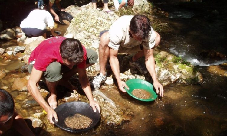 Τόνοι χρυσού εξακολουθούν να ρέουν στα νερά του ποταμού σε αυτό το χωριό – «Ουρά» από τουρίστες