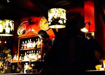 Τρελαμένοι τουρίστες με «μπαρ-απάτη» στην Παλιά Πόλη της Ρόδου: Υπερτιμημένα ποτά, κρυφές χρεώσεις