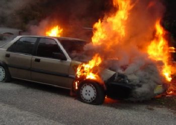 Αυτοκίνητο «άρπαξε» φωτιά εν κινήσει στην ΠΑΘΕ – Στο σημείο πυροσβεστικά οχήματα