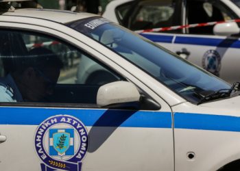 Απίστευτο σκηνικό στη Λάρισα: Αυτοκίνητο έκλεισε κάθετα κεντρικό δρόμο! (ΒΙΝΤΕΟ)