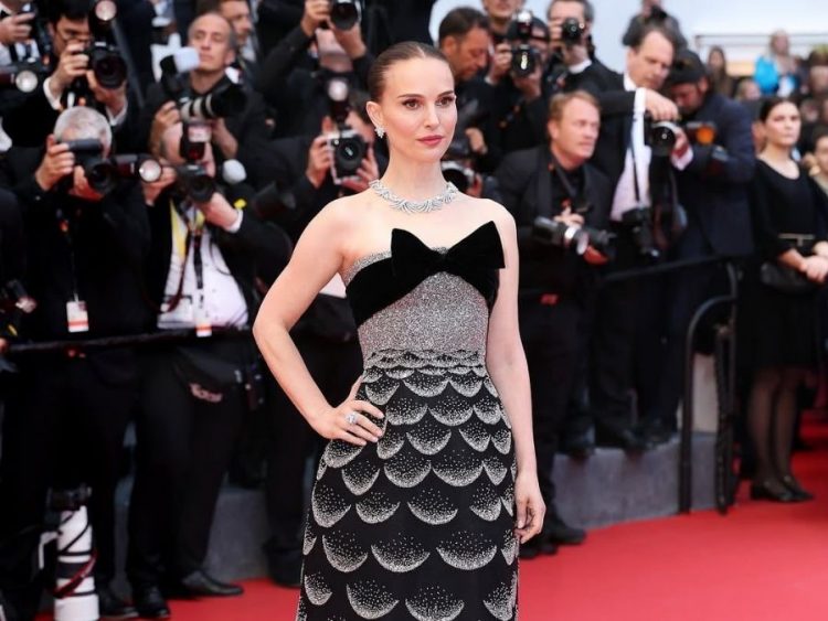 Η Νatalie Portman 44 χρόνια τώρα ξεχωρίζει με τα κλασικά with a twist looks της