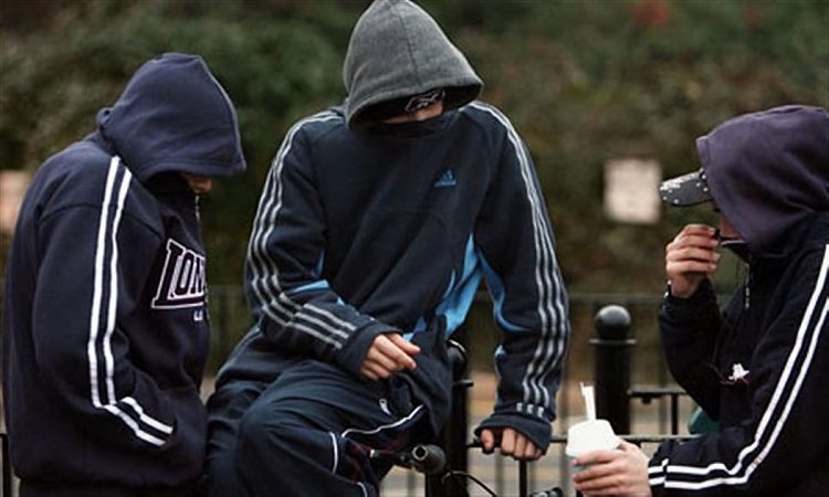 Ανήλικοι λήστεψαν ανήλικο στη Λάρισα – Έβγαλαν μαχαίρι και του πήραν 35 ευρώ!