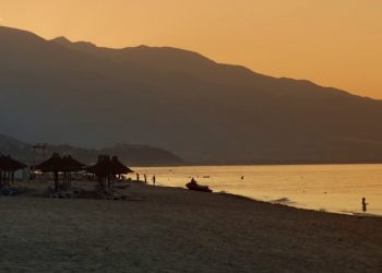 Η μαγευτική παραλία της Λάρισας με τη χρυσαφένια αμμουδιά και τα απομεινάρια της παλιάς ξύλινης γέφυρας που ένωνε δυο νομούς (ΒΙΝΤΕΟ)