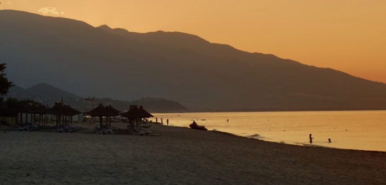 Η μαγευτική παραλία της Λάρισας με τη χρυσαφένια αμμουδιά και τα απομεινάρια της παλιάς ξύλινης γέφυρας που ένωνε δυο νομούς (ΒΙΝΤΕΟ)