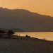 Η μαγευτική παραλία της Λάρισας με τη χρυσαφένια αμμουδιά και τα απομεινάρια της παλιάς ξύλινης γέφυρας που ένωνε δυο νομούς (ΒΙΝΤΕΟ)