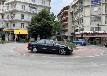Το… τέλειο και ανέξοδο παρκάρισμα στο κέντρο της Λάρισας!