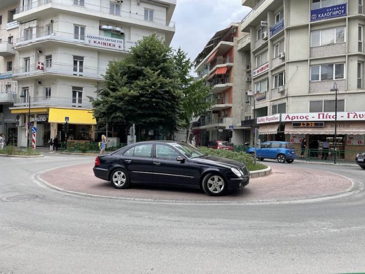 Το… τέλειο και ανέξοδο παρκάρισμα στο κέντρο της Λάρισας!