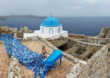Ένας Λαρισαίος σκηνοθέτης κι ένα τεράστιο φόρεμα φτιαγμένο από πλαστικά σκουπίδια της θάλασσας πίσω από παγκόσμιο project για τους ωκεανούς