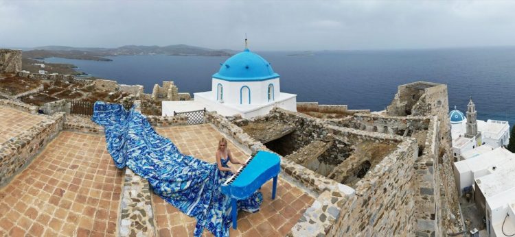 Ένας Λαρισαίος σκηνοθέτης κι ένα τεράστιο φόρεμα φτιαγμένο από πλαστικά σκουπίδια της θάλασσας πίσω από παγκόσμιο project για τους ωκεανούς