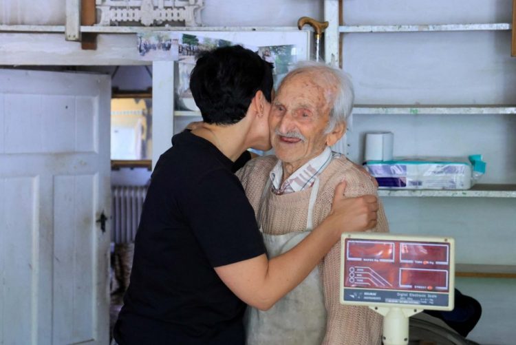 Εκατοντάχρονος σε χωριό της Λάρισας αποκαλύπτει το μυστικό της μακροζωίας του στη Μαρία Γαλλιού – Ετοιμάζει ανοιχτό πάρτι γενεθλίων (ΕΙΚΟΝΕΣ)