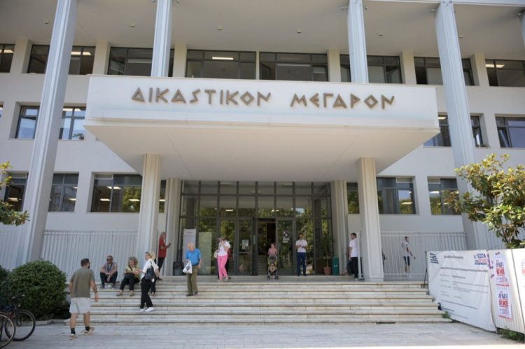 Λάρισα: Αναβλήθηκε η πρώτη δίκη των Τεμπών – Κωνσταντοπούλου: Βαρύτατες προσβολές για τις οικογένειες και τα θύματα