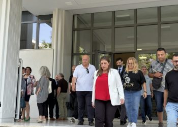 Οργισμένοι και με δάκρυα στα μάτια οι συγγενείς θυμάτων των Τεμπών για την αναβολή της δίκης στις 15 Οκτωβρίου για τα βίντεο της εμπορικής αμαξοστοιχίας (BINTEO)