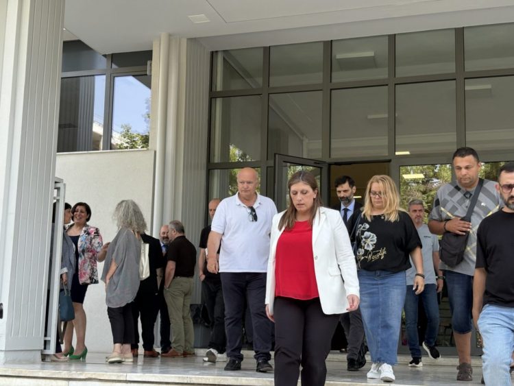 Οργισμένοι και με δάκρυα στα μάτια οι συγγενείς θυμάτων των Τεμπών για την αναβολή της δίκης στις 15 Οκτωβρίου για τα βίντεο της εμπορικής αμαξοστοιχίας (BINTEO)