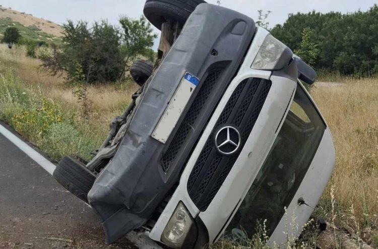 Τούμπαρε όχημα στον δρόμο που οδηγεί στο Κουτσόχερο – Δείτε φωτογραφίες