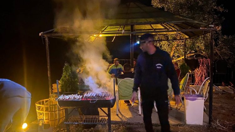 Η αφρόκρεμα των διασωστών της Γαλλίας ήρθε σε αυτό το χωριό της Λάρισας και επιδόθηκε στα …κοψίδια (ΕΙΚΟΝΕΣ)