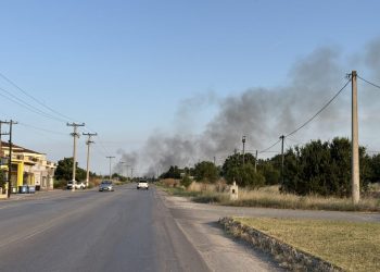 Δείτε φωτογραφίες και βίντεο: Πυκνοί μαύροι καπνοί σκέπασαν τον ουρανό της Λάρισας