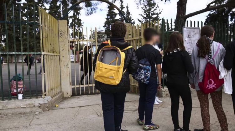 Λάρισα: Μαθήτρια Γυμνασίου έδειρε συμμαθήτριά της με… συνεργούς και ανέβασε το βίντεο στο instagram – Συνελήφθη μία 15χρονη!