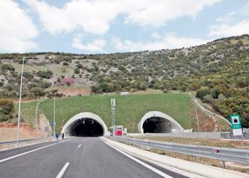Τροχαίο ατύχημα με φορτηγό σε σήραγγα στα Τέμπη: Μία γυναίκα τραυματίας – Μέσω Πλαταμώνα η κυκλοφορία
