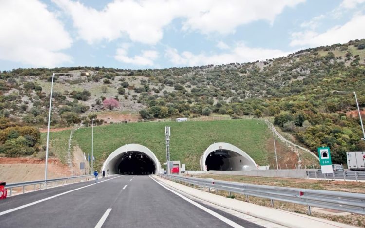 Τροχαίο ατύχημα με φορτηγό σε σήραγγα στα Τέμπη: Μία γυναίκα τραυματίας – Μέσω Πλαταμώνα η κυκλοφορία