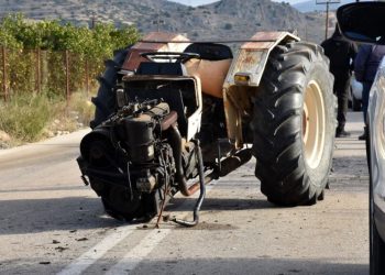Τρακτέρ συγκρούστηκε με αυτοκίνητο έξω από τη Λάρισα – Τραυματίας ένας άνδρας με σπασμένα πλευρά