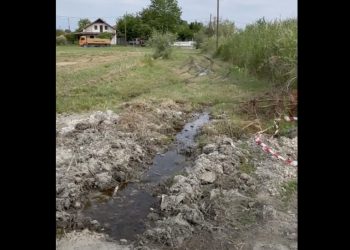 Διαρροή νερού για έναν μήνα στα Νέα Μεσάγκαλα έχει δημιουργήσει ρυάκι (ΒΙΝΤΕΟ)