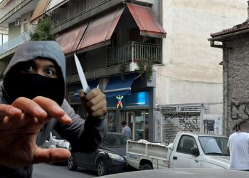 Τρόμος σε Πρακτορείο ΟΠΑΠ στη Λάρισα: Έβγαλαν μαχαίρι δύο μαυροφορεμένοι κουκουλοφόροι με πατίνι: «Φύγε, θα σου κάνω ζημιά…» (ΕΙΚΟΝΕΣ)