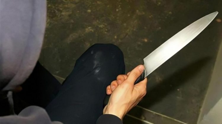 Τρόμος μέσα στη νύχτα για κοπέλα σε ψιλικατζίδικο στη Λάρισα: Ληστής με full face της άρπαξε 700 ευρώ με την απειλή αιχμηρού αντικειμένου