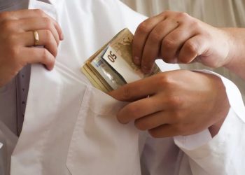 Λάρισα: Στον εισαγγελέα σήμερα ο χειρουργός – καθηγητής του Π.Γ.Ν.Λ. που συνελήφθη να παίρνει φακελάκι