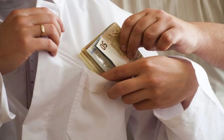 Λάρισα: Στον εισαγγελέα σήμερα ο χειρουργός – καθηγητής του Π.Γ.Ν.Λ. που συνελήφθη να παίρνει φακελάκι
