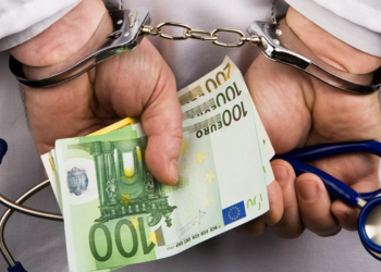 Τι βρέθηκε στο γραφείο του μεγαλογιατρού που συνελήφθη για «φακελάκι» 2.500 ευρώ στη Λάρισα