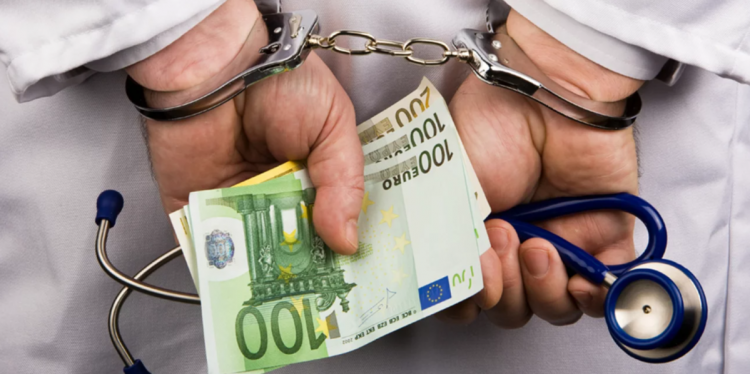 Τι βρέθηκε στο γραφείο του μεγαλογιατρού που συνελήφθη για «φακελάκι» 2.500 ευρώ στη Λάρισα