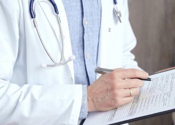 Λάρισα: Σοκαριστικά όσα λέει η καταγγέλουσα για τον μεγαλογιατρό με το φακελάκι – «Μου είπε δεν θα την χειρουργήσω, αν δεν δώσεις 2.500 ευρώ – Θα έχεις κακά ξεμπερδέματα…»