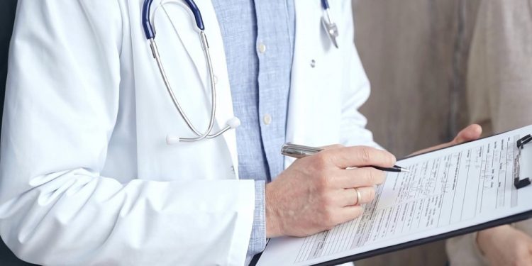 Λάρισα: Σοκαριστικά όσα λέει η καταγγέλουσα για τον μεγαλογιατρό με το φακελάκι – «Μου είπε δεν θα την χειρουργήσω, αν δεν δώσεις 2.500 ευρώ – Θα έχεις κακά ξεμπερδέματα…»